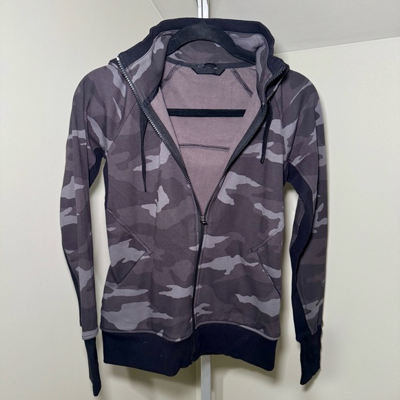 Athleta Triumph Printed Hoodie Black and Gray Camouflage Women’s size XS - Picture 5 of 6